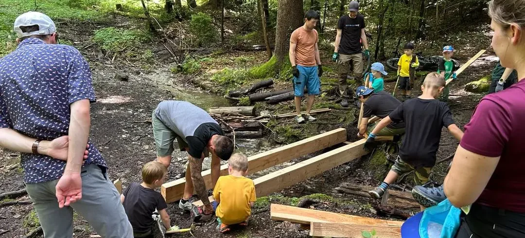 Waldbrückenbau der Waldflöh Gemeinschaft